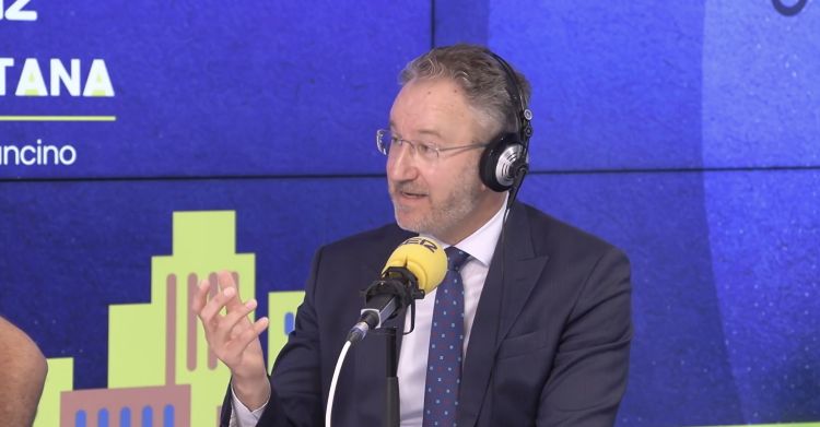 Embajador de Suecia hablando sobre la campaña en España