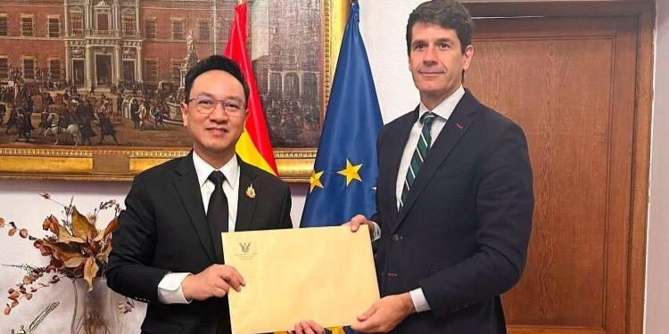 El embajador de Tailandia Cheewin Na Thalang presenta sus cartas credenciales en España.
