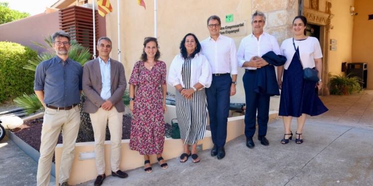 La embajadora Kareen Rispal junto con la delegación francesa en el ParcBit de las Islas Baleares durante una visita institucional.