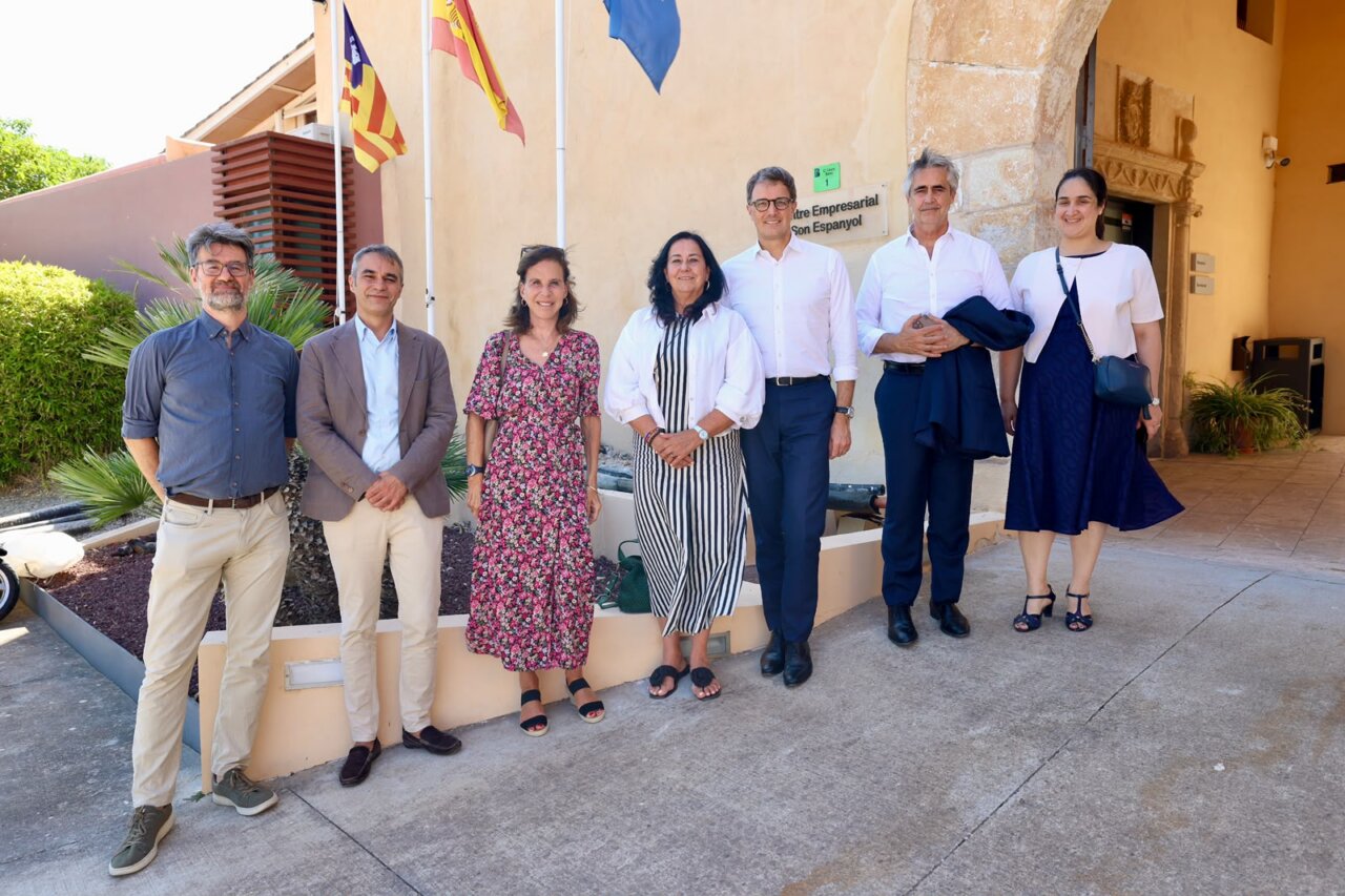 La embajadora Kareen Rispal junto con la delegación francesa en el ParcBit de las Islas Baleares durante una visita institucional.