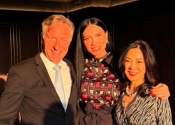 La embajadora de Serbia con el embajador de Austria y su esposa en un evento