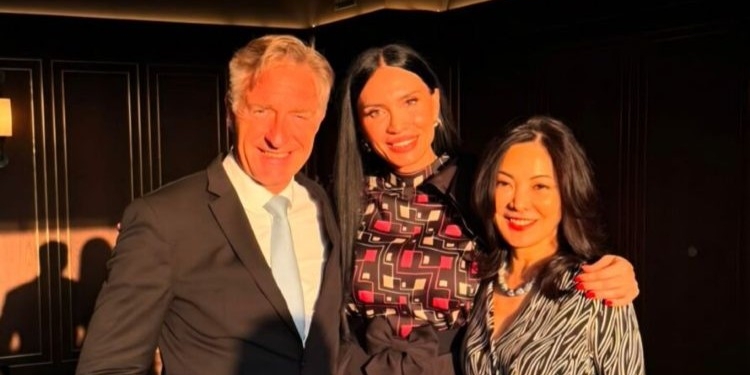 La embajadora de Serbia con el embajador de Austria y su esposa en un evento