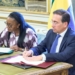 Ministros de España y Gabón firmando un acuerdo en una mesa