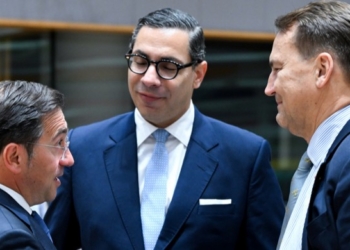 Ministro José Manuel Albares discutiendo en reunión sobre comercio y asentamientos
