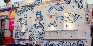 Mural artístico en un edificio que representa la cultura y diversidad