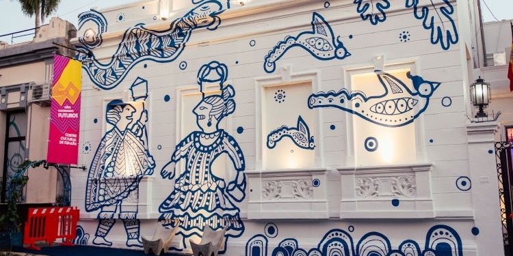 Mural artístico en un edificio que representa la cultura y diversidad