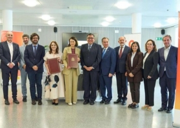 Representantes de España y Guatemala firmando un acuerdo de cooperación