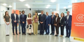 Representantes de España y Guatemala firmando un acuerdo de cooperación