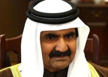 Retrato del Jeque Hamad Bin Khalifa Al Thani en una reunión oficial