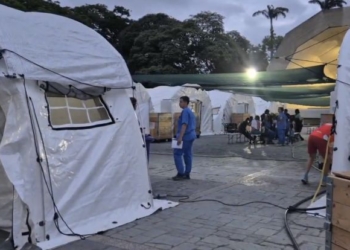 Hospital de campaña de la AECID en Venezuela con personal médico y carpas.