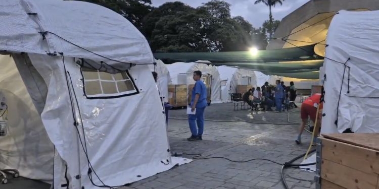 Hospital de campaña de la AECID en Venezuela con personal médico y carpas.