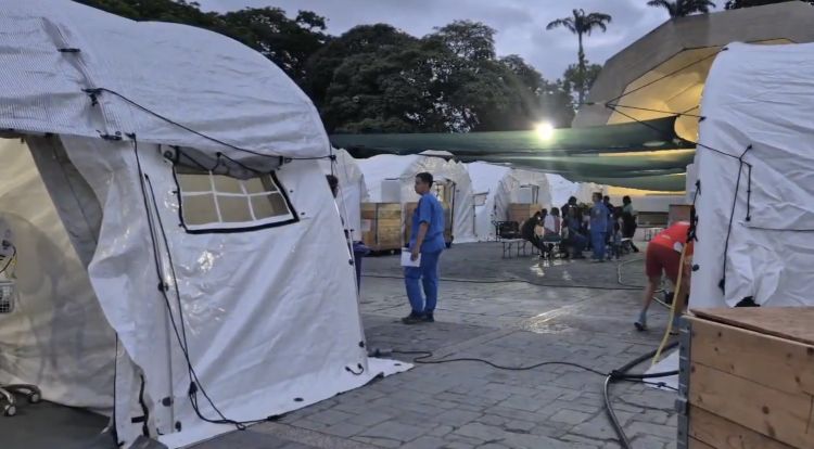 Hospital de campaña de la AECID en Venezuela con personal médico y carpas.