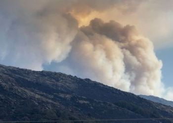 Nubes de humo provenientes de incendios forestales en una montaña