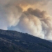 Nubes de humo provenientes de incendios forestales en una montaña