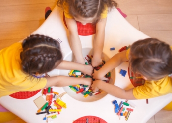 Niños jugando con bloques de construcción en una mesa