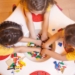 Niños jugando con bloques de construcción en una mesa