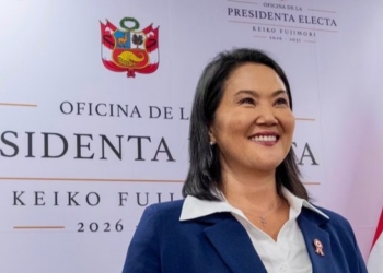 Keiko Fujimori sonriendo en su oficina como presidenta electa de Perú