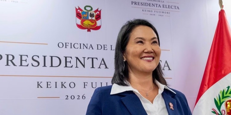 Keiko Fujimori sonriendo en su oficina como presidenta electa de Perú
