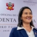 Keiko Fujimori sonriendo en su oficina como presidenta electa de Perú