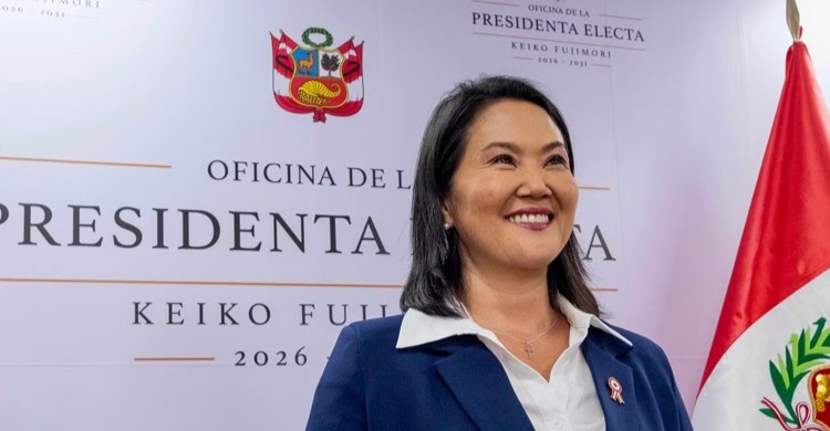 Keiko Fujimori sonriendo en su oficina como presidenta electa de Perú