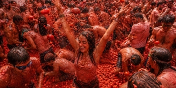 Miles de personas participando en La Tomatina de Buñol