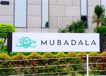 Logo de Mubadala en su sede con vegetación alrededor