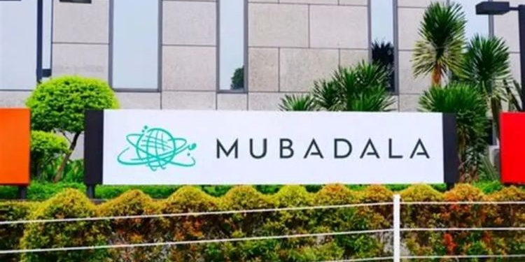 Logo de Mubadala en su sede con vegetación alrededor