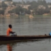 Un niño y un hombre en una piragua en el río Níger