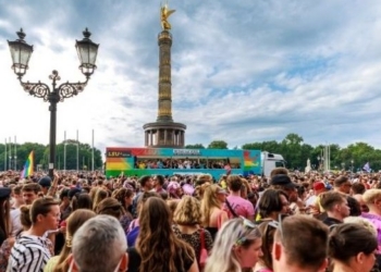 Multitud celebrando el Orgullo LGTBI en Berlín con banderas de colores