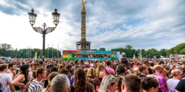 Multitud celebrando el Orgullo LGTBI en Berlín con banderas de colores