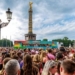 Multitud celebrando el Orgullo LGTBI en Berlín con banderas de colores