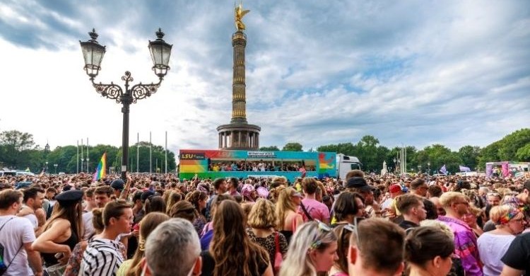 Multitud celebrando el Orgullo LGTBI en Berlín con banderas de colores