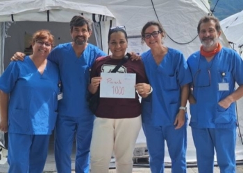 Grupo de médicos y paciente número mil en hospital START tras terremoto en Venezuela