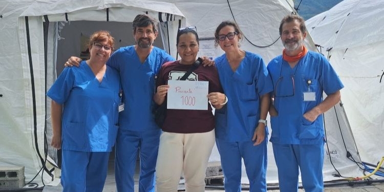 Grupo de médicos y paciente número mil en hospital START tras terremoto en Venezuela