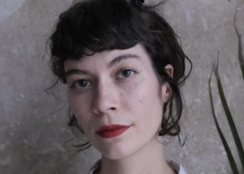 Retrato de Paula Kläy, autora y dramaturga suiza en un fondo neutro.
