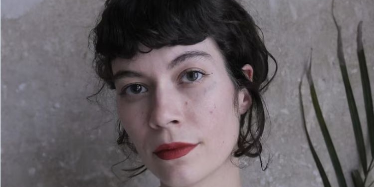 Retrato de Paula Kläy, autora y dramaturga suiza en un fondo neutro.
