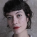 Retrato de Paula Kläy, autora y dramaturga suiza en un fondo neutro.