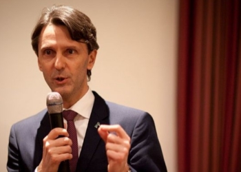 Peter Huber hablando en un evento como embajador de Austria