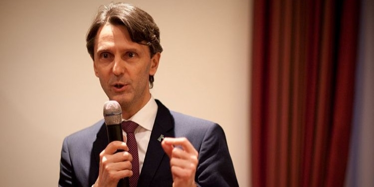 Peter Huber hablando en un evento como embajador de Austria