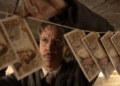 Escena de un hombre trabajando con billetes falsificados en la película La copia perfecta