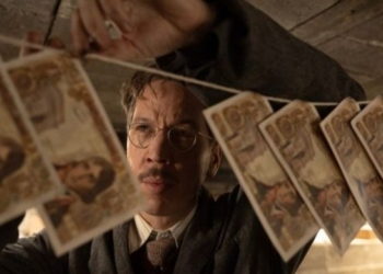 Escena de un hombre trabajando con billetes falsificados en la película La copia perfecta