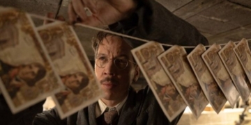 Escena de un hombre trabajando con billetes falsificados en la película La copia perfecta