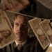 Escena de un hombre trabajando con billetes falsificados en la película La copia perfecta