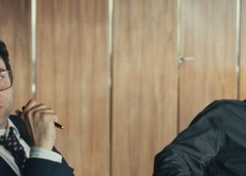 Escena de la película El Arquitecto con dos personajes en una reunión