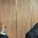 Escena de la película El Arquitecto con dos personajes en una reunión