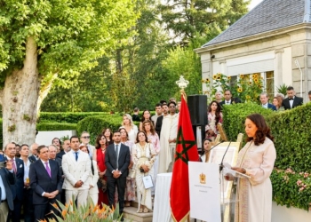 Karima Benyaich hablando en la recepción de la embajada de Marruecos en Madrid