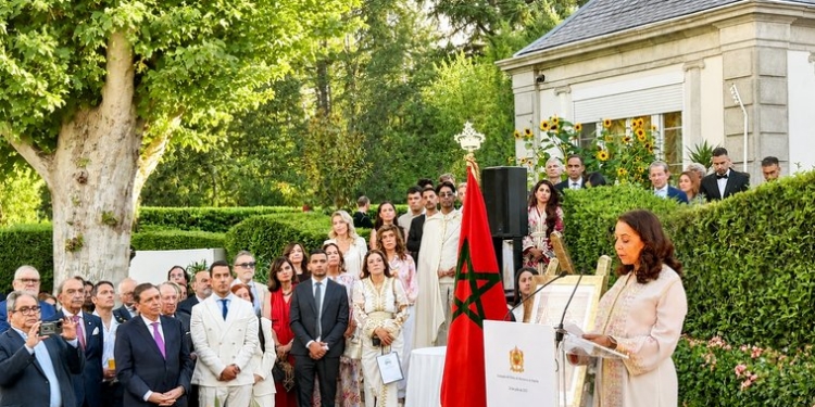 Karima Benyaich hablando en la recepción de la embajada de Marruecos en Madrid