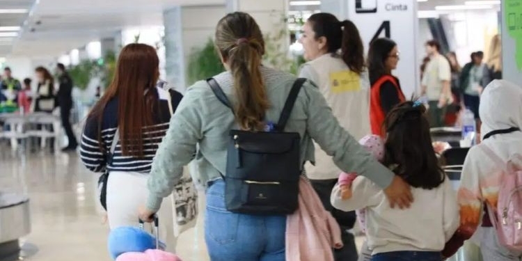 Grupo de refugiados nicaraguenses llegando al aeropuerto en España