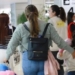 Grupo de refugiados nicaraguenses llegando al aeropuerto en España