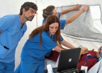 Equipo médico del hospital START atendiendo a un paciente en Venezuela